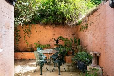 Chelsea 2 bed house and Garden