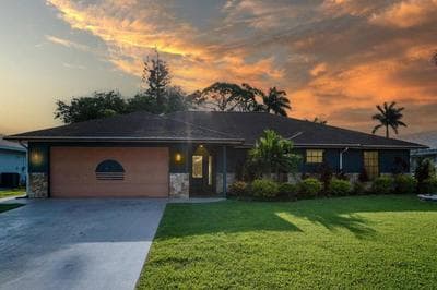 Pink Palm Villa Heated Salt Pool 5 min to beach