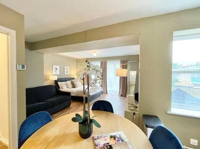 Spacious studio flat next to Earls Court Station