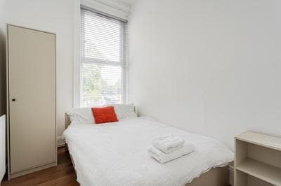 Cheerful 3 bedroom flat in Canning Town