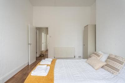 London Oasis - Modern 3 Bedroom Apartment