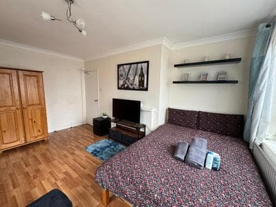 Huge and affordable 3 bedroom flat in Hammersmith for 7 people with welcome breakfast