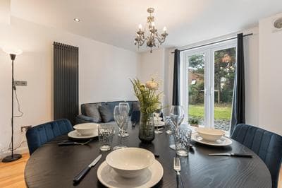 Charming 2-Bed Flat with Garden in London