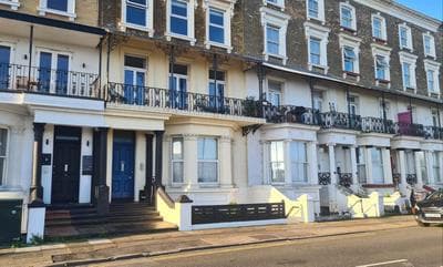 Luxury, Spacious 3 Bedroom, Beachfront Apt with Parking & Courtyard - Shoreside