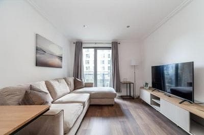 Cozy & Stylish 2-Bed Flat in Trentham Ct, London