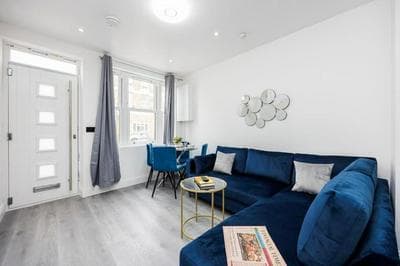 2 Bedroom Ground Floor Apartment by AV Stays Short Lets East Dulwich