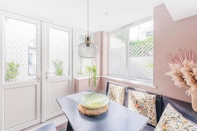 Clapham Calm 2 Bedroom Flat with Garden