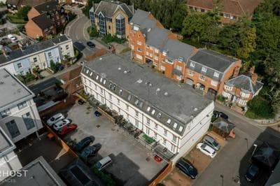 StarHost Residences - Central 3 Bed Apartment at Regents Court, Newbury