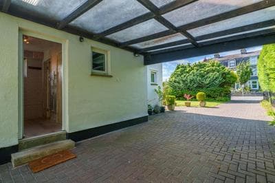 Apple Byrd - Short stroll into Kendal town centre