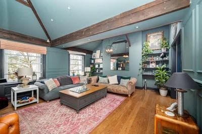 Chic Holland Park 2BR Flat Style and Comfort Await