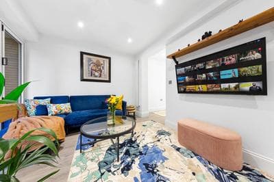 Modern 1 Bed Flat in Barnes near River Thames