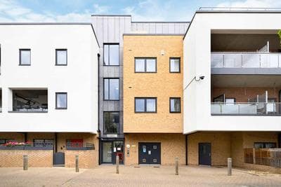 Chic 2-Bedroom Flat with Balcony
