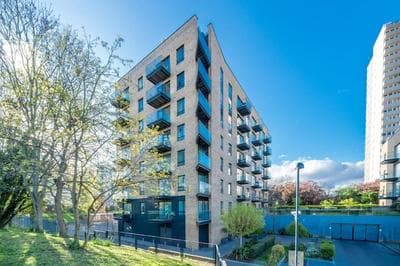 Luxury London Kew Bridge balcony condo free parking