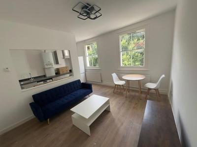 Stunning top-floor 1-Bed by Hampstead Heath!