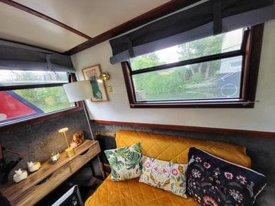 Comfy Canal Boat in Little Venice by Paddington for Family & Friends