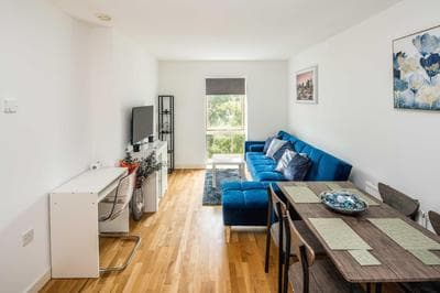 One Bedroom apartment near Central London with Private Balcony