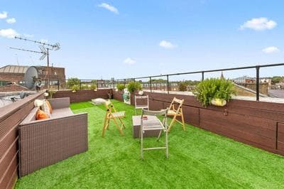 Spacious Sleep 11 with Terrace in Earls Court EC99