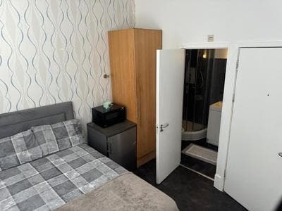 Amazing Cosy Ensuit Next to Station