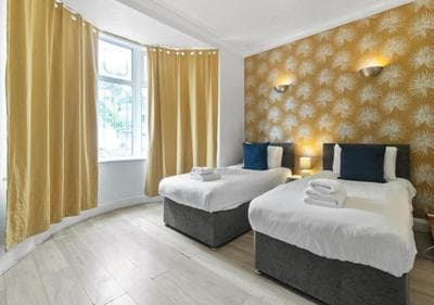 Spacious Private Room in Downshill Way London