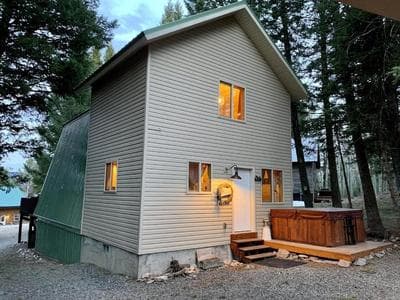 Yellowstone Cabin in Island Park- King bed with private bathroom and HOT TUB