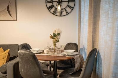 Charming London Apartment with Great Location