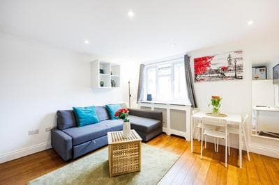 Cosy 1BR Flat West Kensington Sleeps 5 London