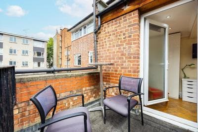 West Kensington 2BR Steps to Tube Sleeps 7
