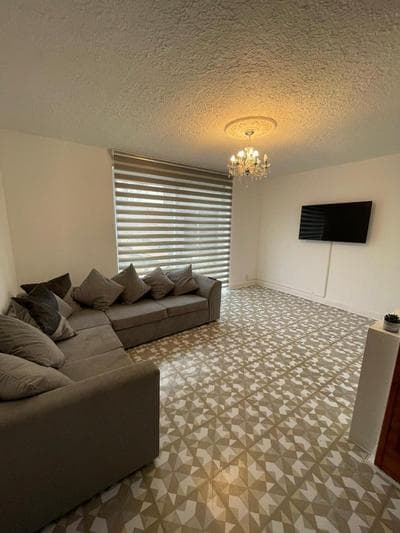 Lovely spacious 3 bedroom house with sofa bed, 30 minutes from Central London