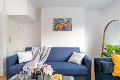 New 4BD Stylish Apartment with Amazing Transport