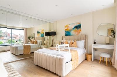 4 Bed 4 Bath House Parking, Jacuzzi and Garden