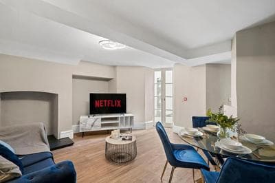 Chic & Contemporary Apartment with Patio - Parking