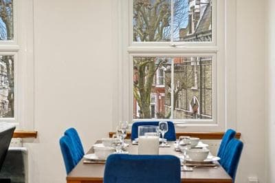 Stylish Apartment in Fulham Zone 2 with private Roof Terrace