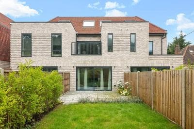 4 bed house near Gatwick Airport