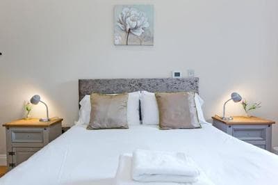 F6 Cozy 1 bed in Cromwell