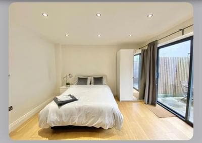 Luxury 4-Bed Apartment with Balcony & Garden, Near Emirates Stadium, 15 Mins to Central London