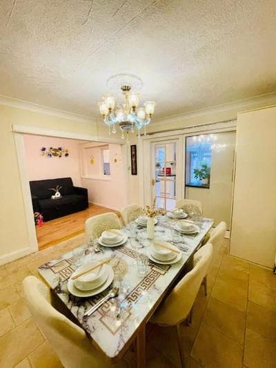 Beautiful 3BD Family Home With Huge Private Graden