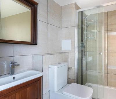 Spacious & Modern by Wembley