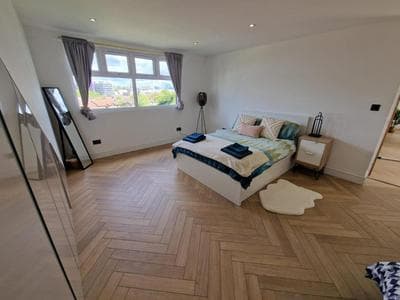 Loft apartment with skyline views of Canary Wharf