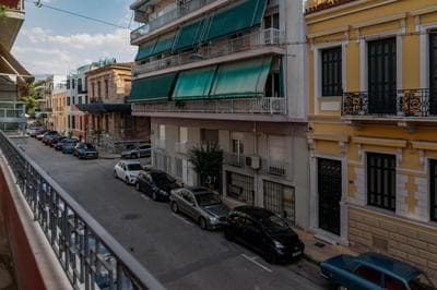 Vintage and Spacious 3BA next to Athens ancient city center