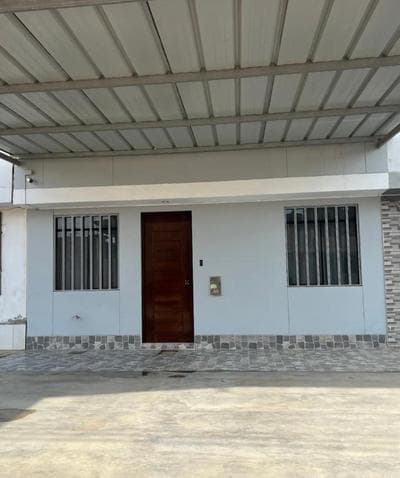 Linda casa de 2 pisos, con cochera cerca de PIMENTEL