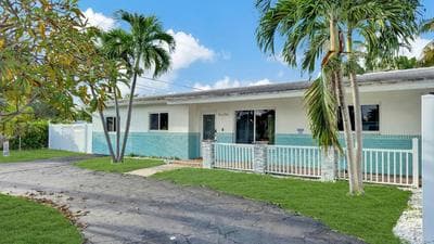 Luxury Heated Pool Oasis-10 mins to BEACH- Fast WiFi
