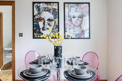 Vibrant Urban Escape, Family Friendly - Sleeps 8!
