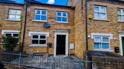 Cozylease 3 Bedroom Canary Wharf Family,Workcation, Fast WiFi, Workspace,1 stop to City