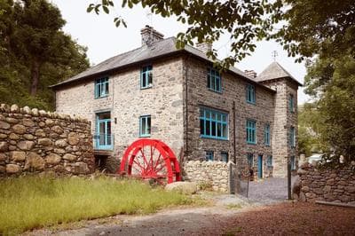 Ty Pandy Eclectic Luxury Family cottage Sleeps 8 adults and 2 children