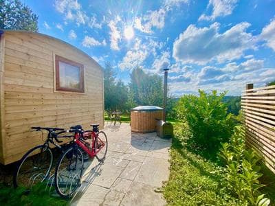 Hot Tub & Firepit Retreat, Cosy Getaway Awaits