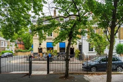 2 Bedroom flat SW9 -2min walk from Brixton station, Free off road parking