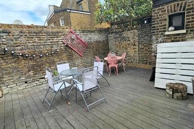 Super Cozy 2 bed 2 bath ground floor flat!