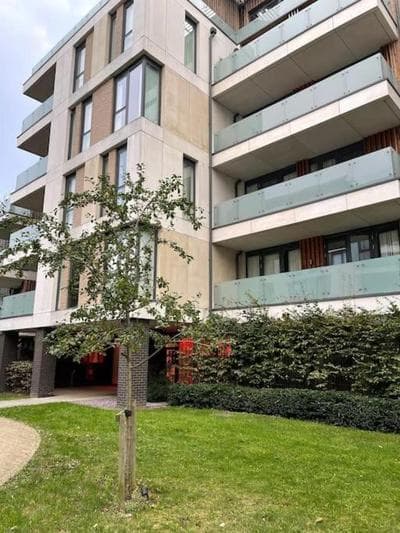 3-bed 2-bath designer apt in Canada Water