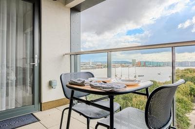 Stylish 2BR flat w Thames view near Canary Wharf