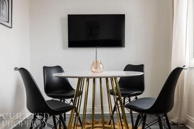 Contemporary 2 Bedroom Apartment in Shepherd's Bush